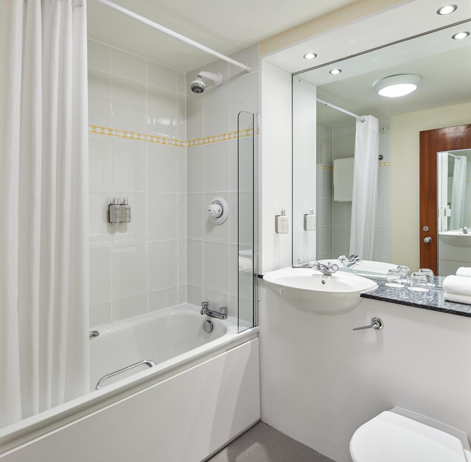 דייס Leonardo Inn Aberdeen Airport מראה חיצוני תמונה
